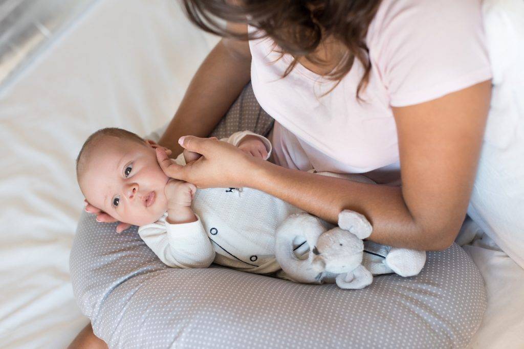 Нужно ли будить новорожденного на кормление