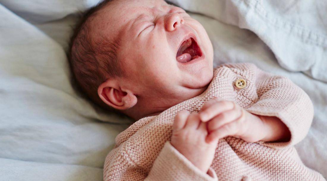 Почему ребенок плачет во сне? разбираемся в причинах детского плача