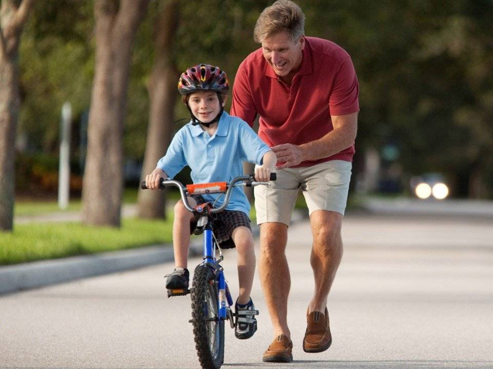 Как научить ребенка ездить на двухколесном велосипеде