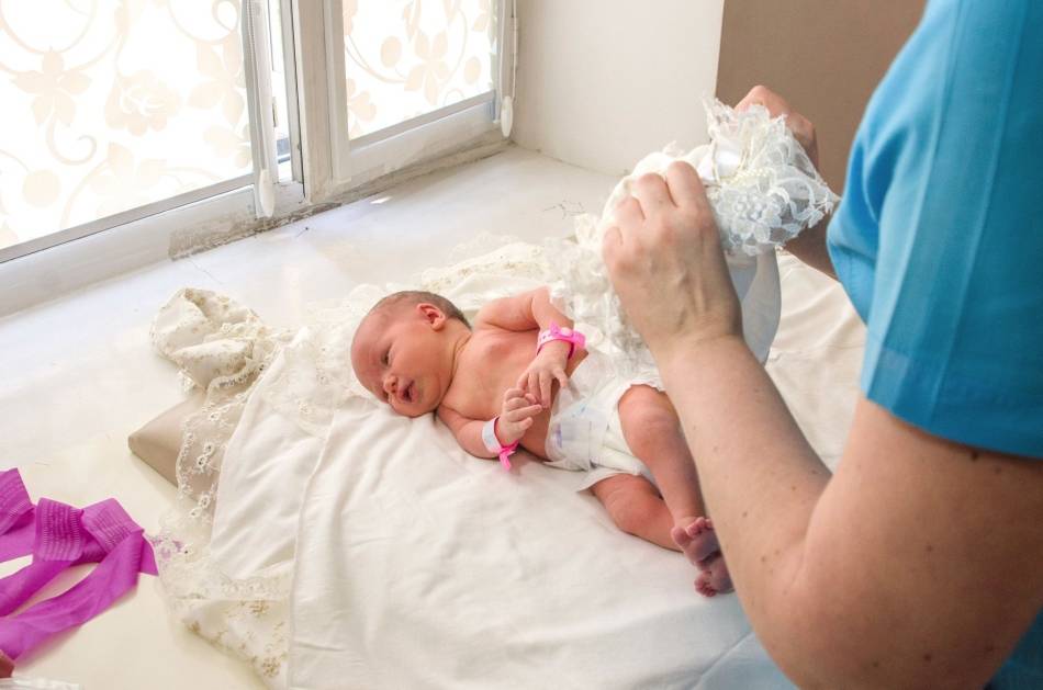 Первые дни ребенка после роддома. что надо знать маме после родов и что нужно ребенку после роддома?