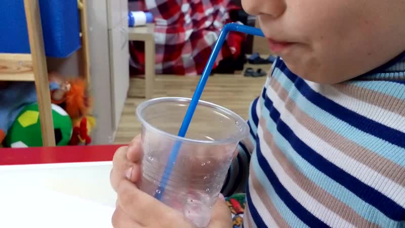 Как научить ребенка пить из трубочки? советы для родителей