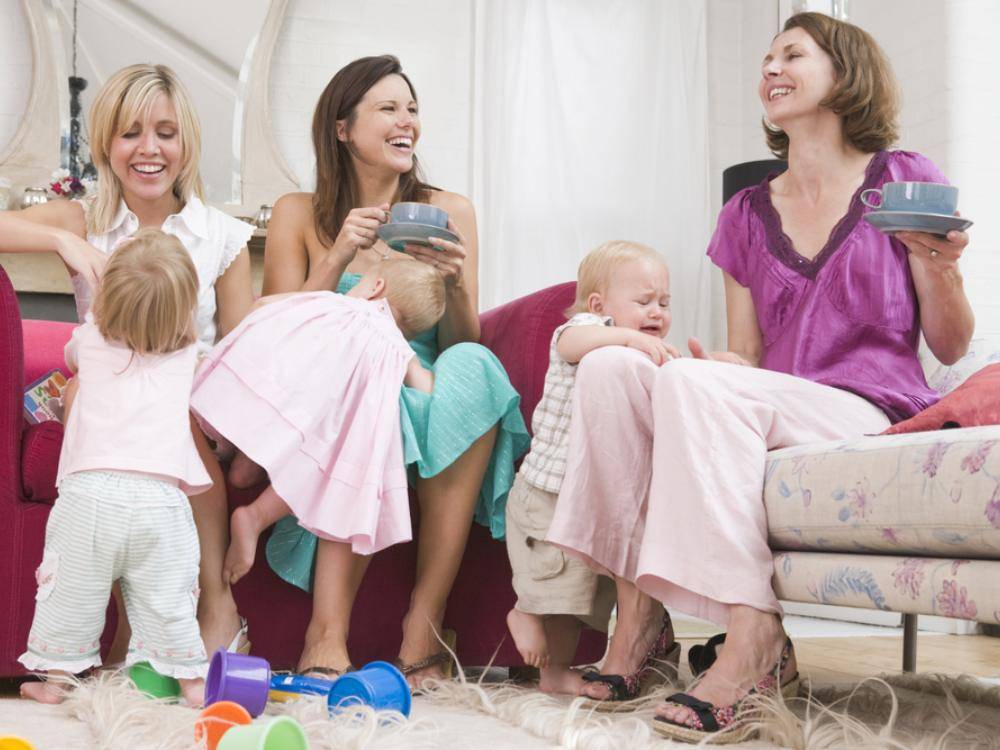 Базовый гардероб для мамы в декрете 2021: фото модных луков