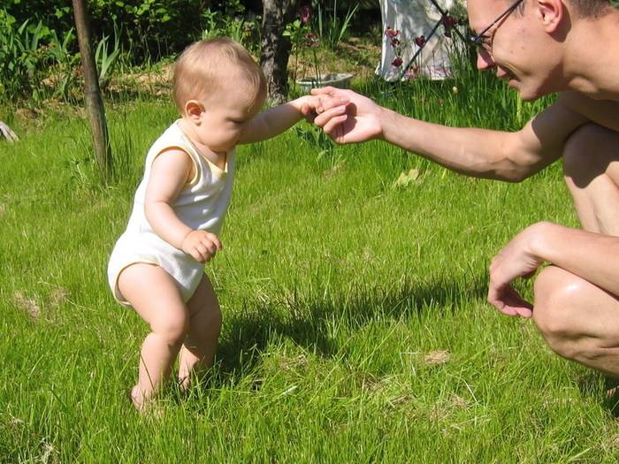 Как научить ребенка ходить: оптимальный возраст и методы обучения