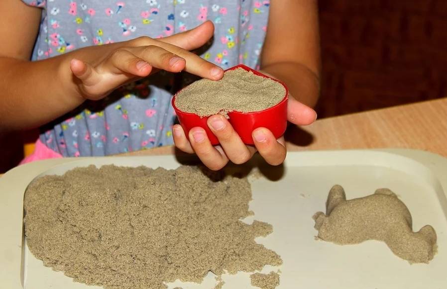 Кинетический песок своими руками: состав и способ использования