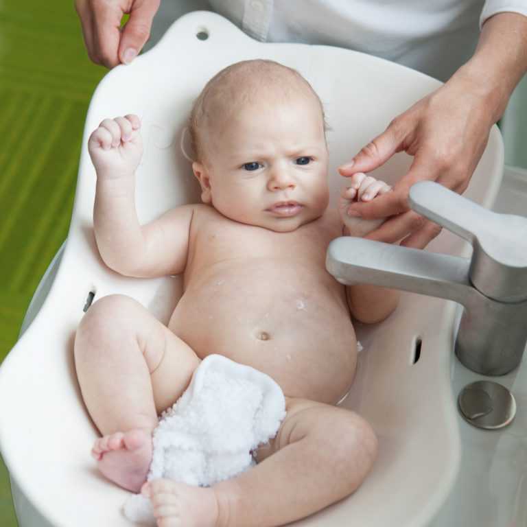 Как первый раз купать новорожденного ребенка — правила, инструкция и видео