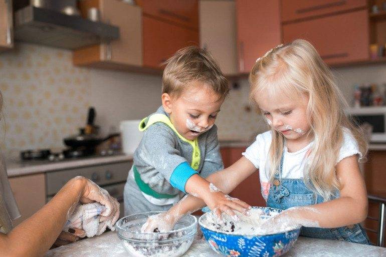 5 способов занять ребёнка на кухне, пока вы готовите еду