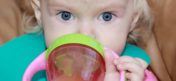 Как научить ребенка пить из кружки самостоятельно: советы и рекомендации