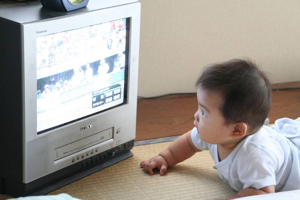 Игровая консоль и телевизор в детской комнате - за и против