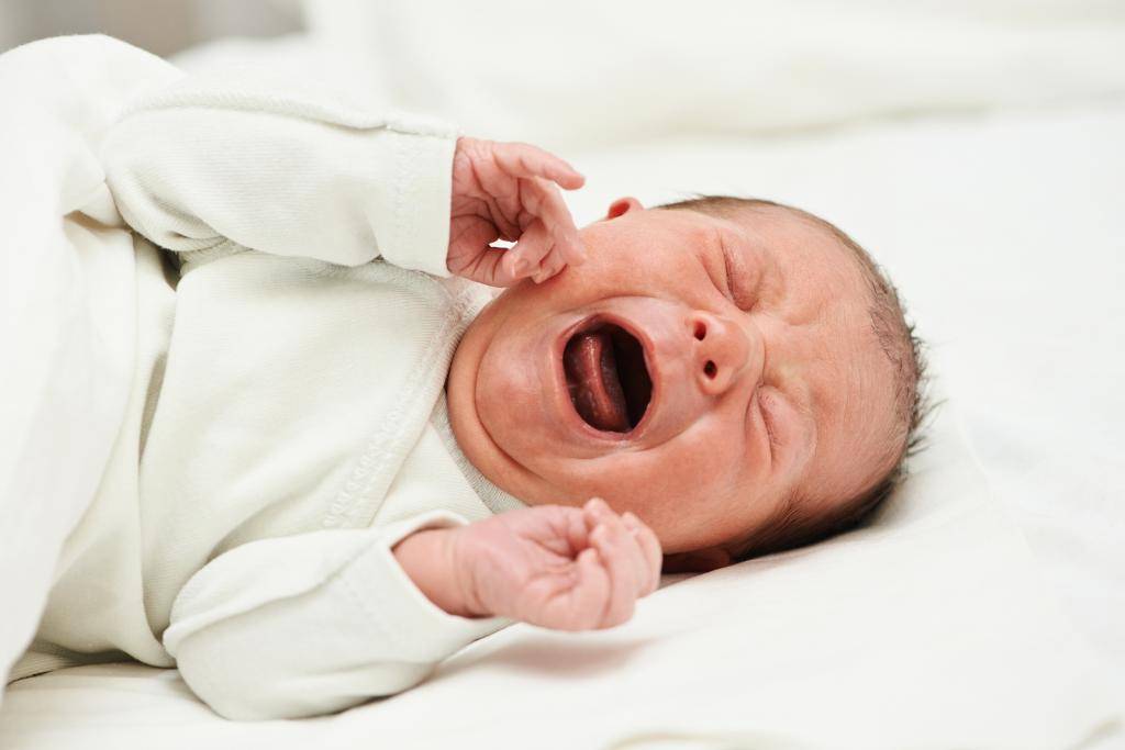 Что советует делать доктор комаровский при лечении колик у малышей?