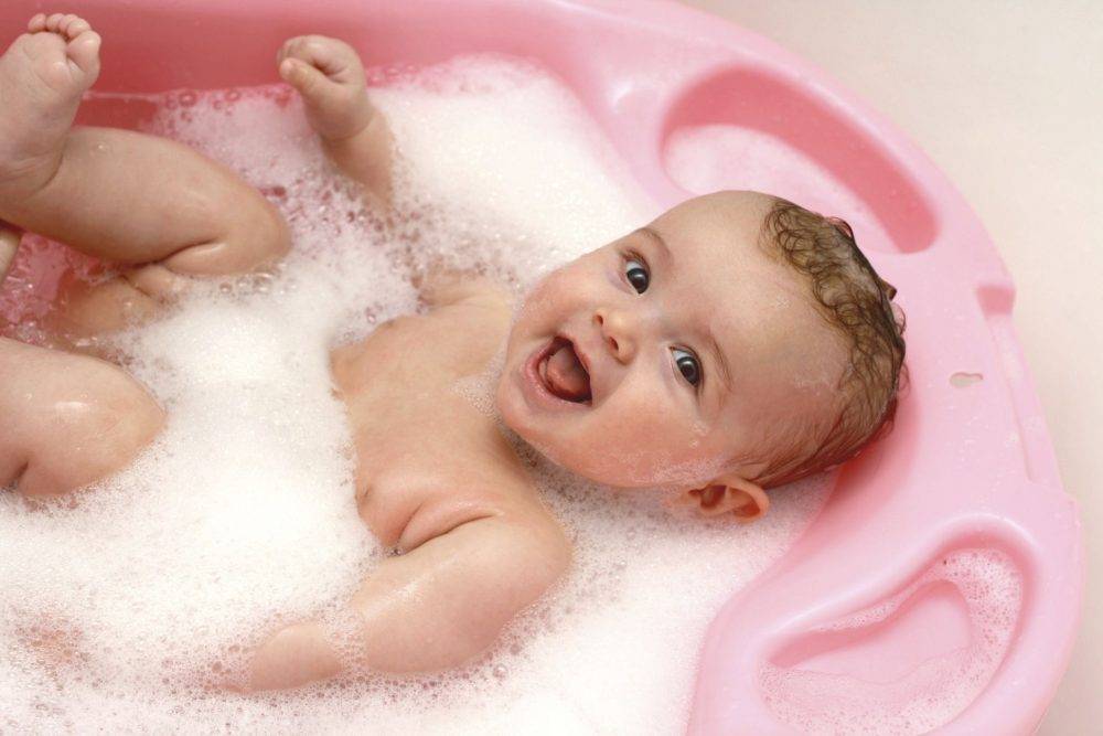 Вода для купания новорожденного: оптимальная температура и другие правила
