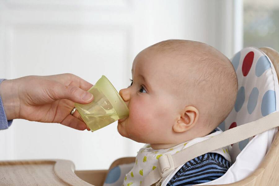 Смешанное вскармливание малыша: когда мало молока