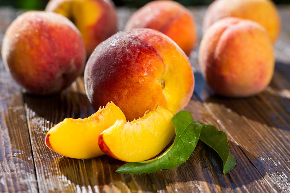 Персики при грудном вскармливании - можно ли кормящей маме