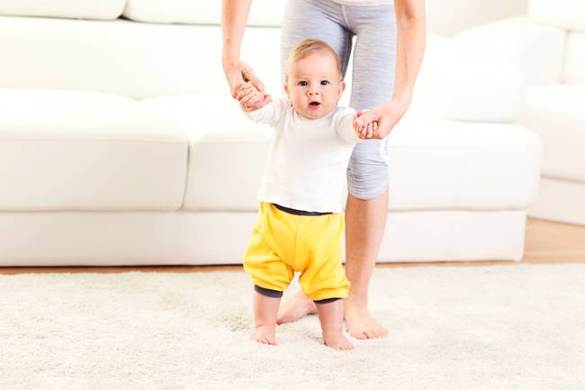 Развитие ребенка: первый шаг малыша - как научить ходить. как правильно учить ребенка ходить