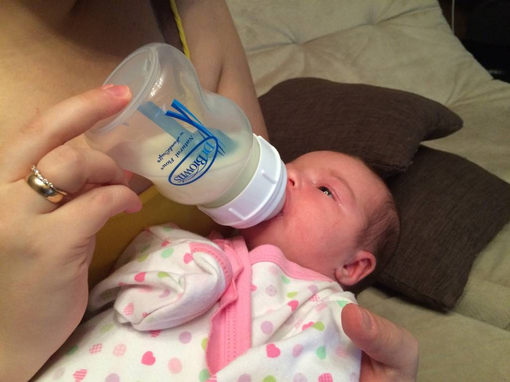 Как правильно кормить новорожденного из бутылочки смесью, молоком