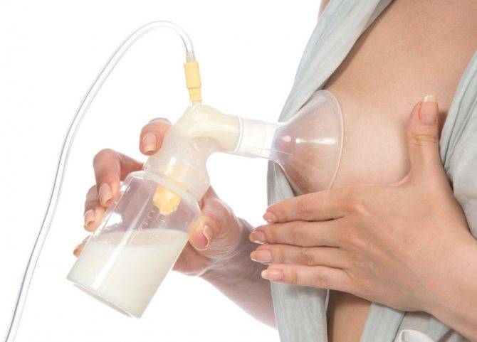 Как сцеживать грудное молоко вручную: 9 шагов