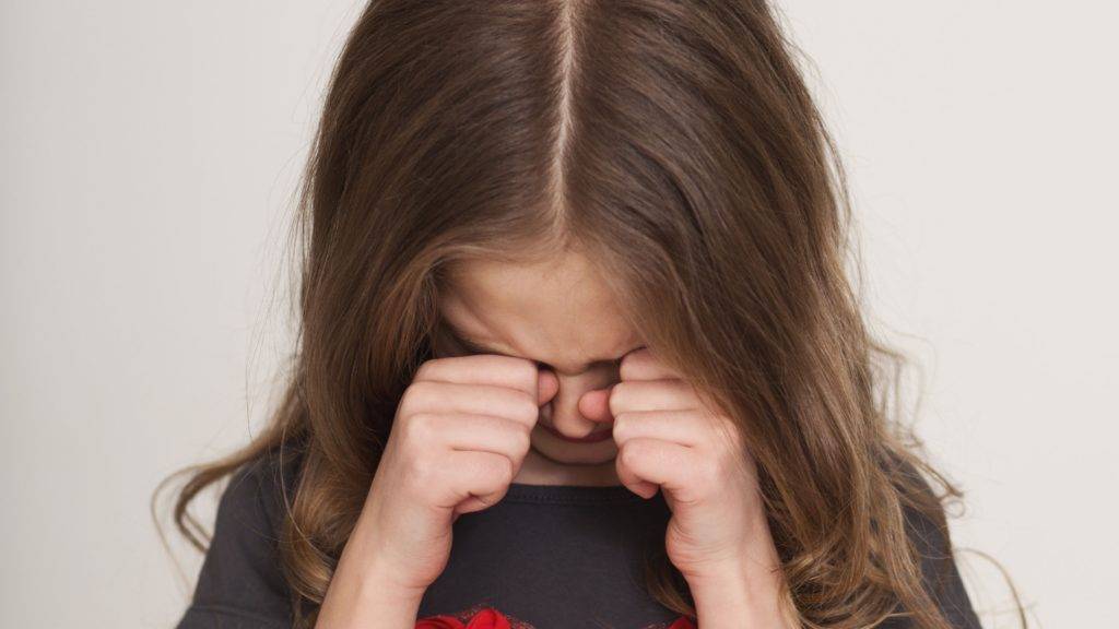 Ребёнок закатывает истерики: как отучить и предотвратить