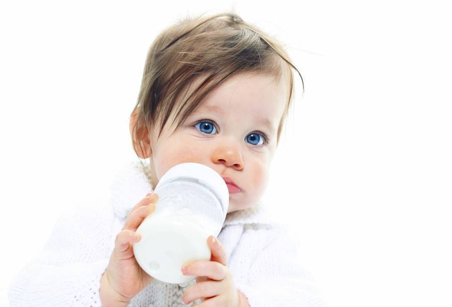 Козье и коровье молоко детям до года и после. какое молоко можно ребенку?