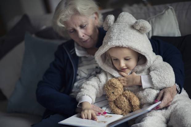 Бабушка в законе: сидеть с внуками станет безопасно | статьи | известия
