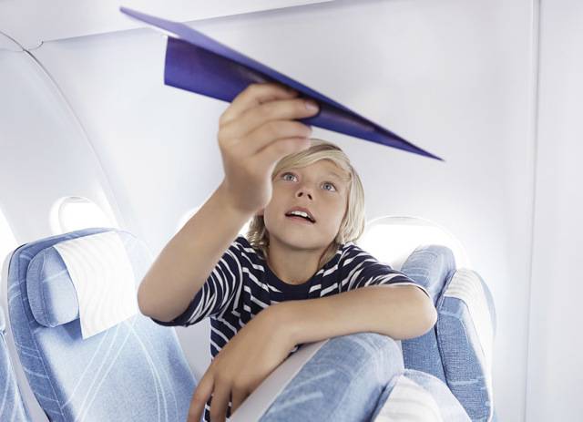 Чем занять ребенка в самолете: что можно взять на борт для малыша