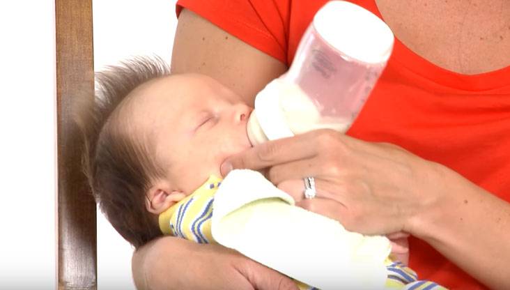 Как правильно кормить из бутылочки новорожденного?