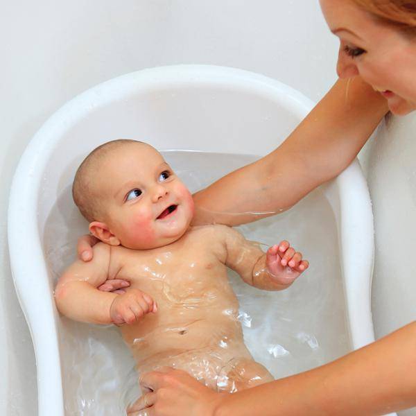 Можно ли мыться и стирать в воде, в которой купали ребенка, по приметам