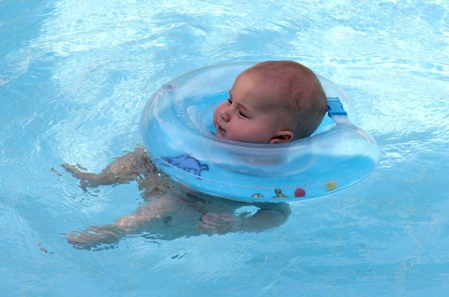Когда новорожденного можно купать с кругом: плюсы и минусы