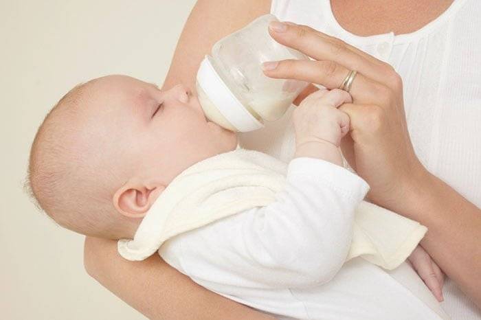 Как правильно кормить из бутылочки новорождённого: основные правила и принципы кормления