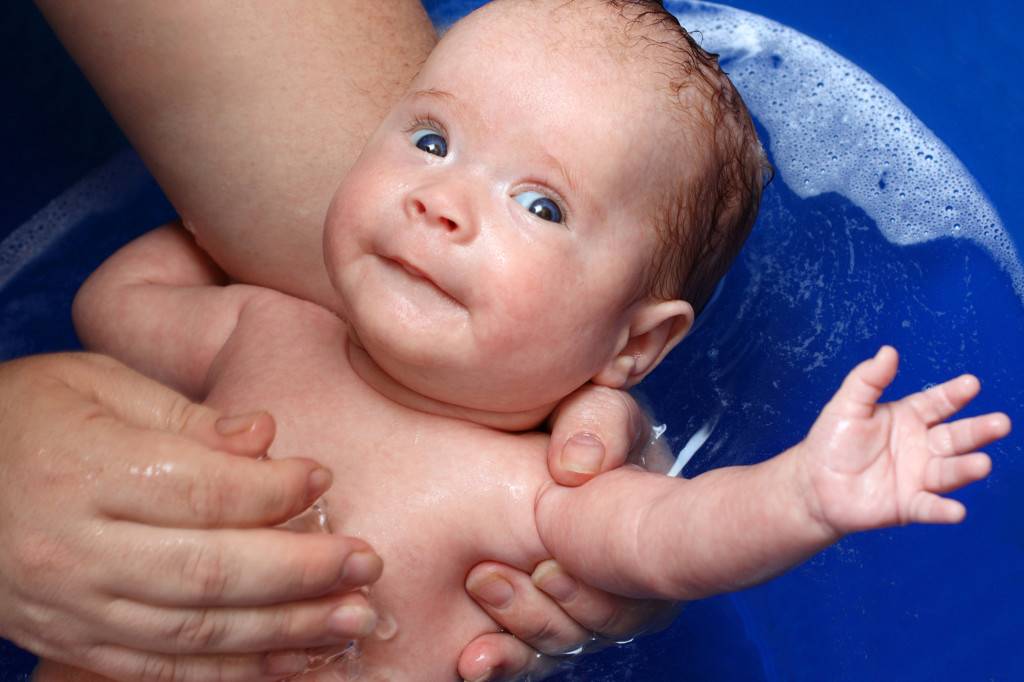 Как купать новорожденного ребенка первый раз дома, советы, видео...