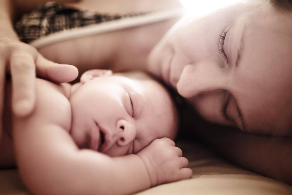 Совместный сон ребенка с родителями: польза и вред