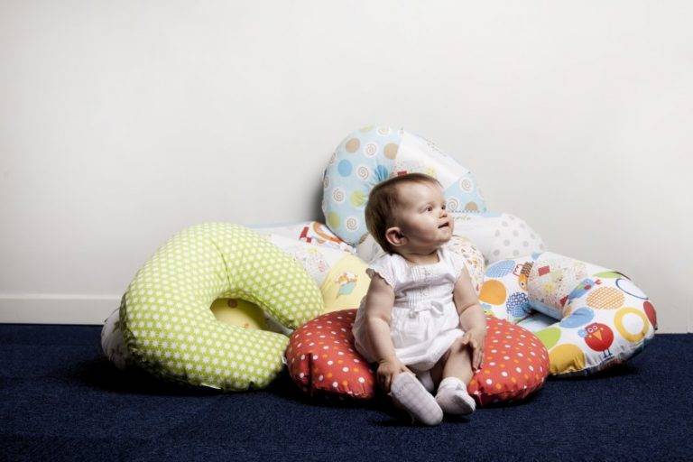 Подушка для кормления новорождённого малыша грудью: классификация, какая лучше, правила выбора