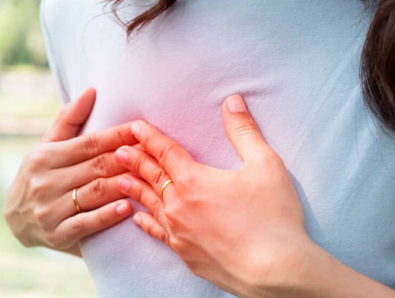 Болит грудь перед месячными: стоит ли волноваться?