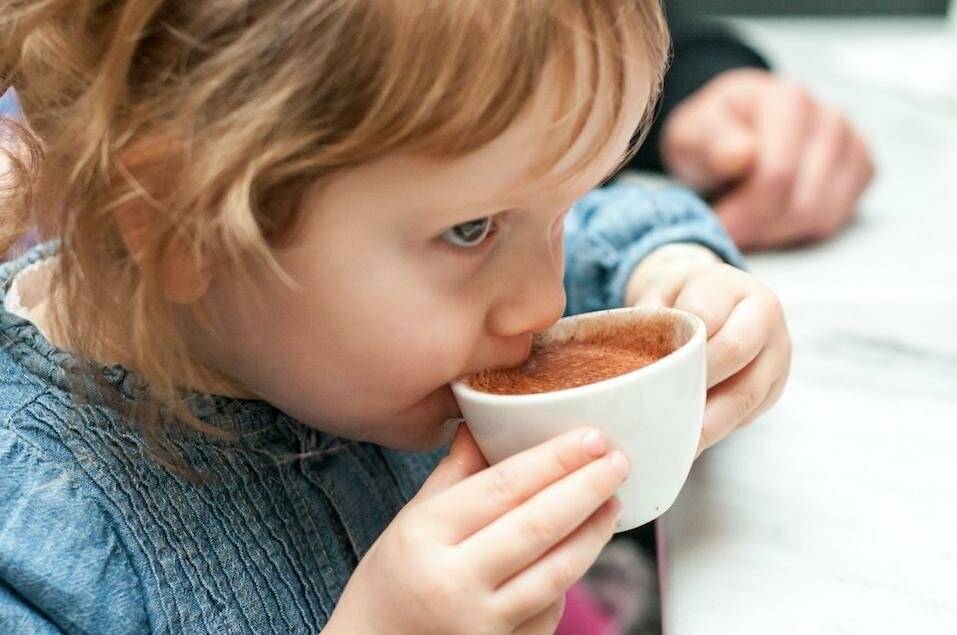 Со скольки лет можно пить кофе детям: почему нельзя кофе маленьким и с какого возраста можно дать