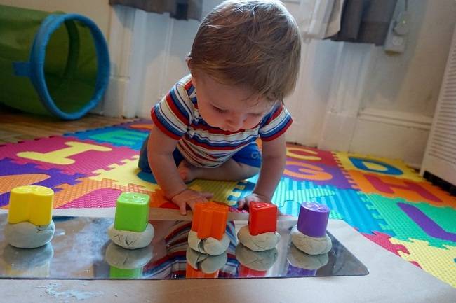 Как играть с ребенком трех - шести месяцев?