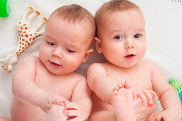 8 главных советов, как отлучить от груди двойняшек