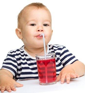 Как научить ребенка пить из кружки самостоятельно: лучший возраст, методы и приемы
