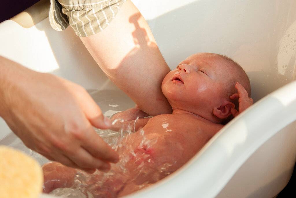 Как первый раз купать новорожденного ребенка дома