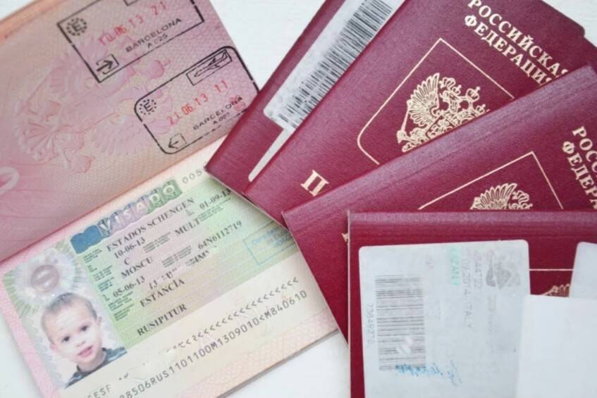 Выезд ребенка за границу в 2021 году - документы и требования