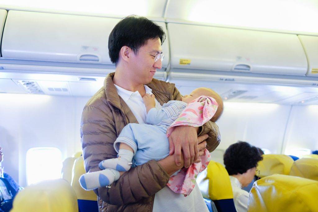 Как лететь в самолете с маленьким ребенком до года