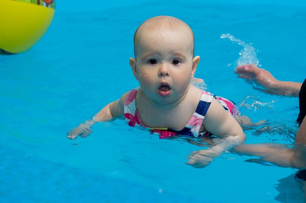 Грудничковое плавание - польза и вред, описание методики обучения малыша и выбор бассейна