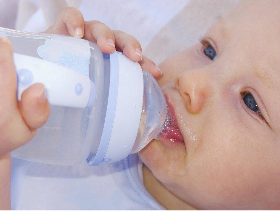 Что говорят педиатры: можно ли новорожденному давать кипяченую воду?