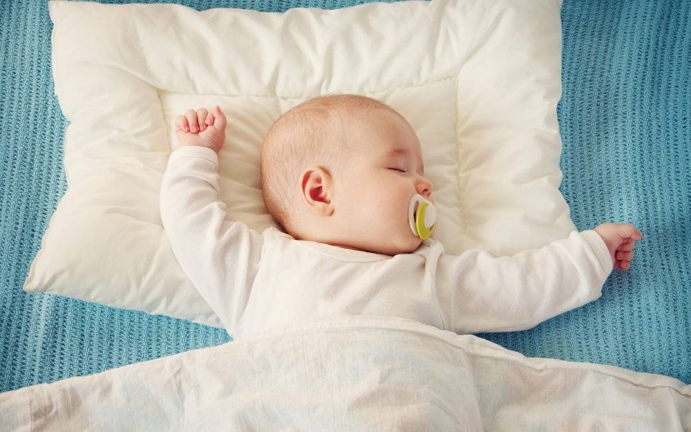 Когда ребенку можно спать на подушке? с какого возраста и на какой подушке