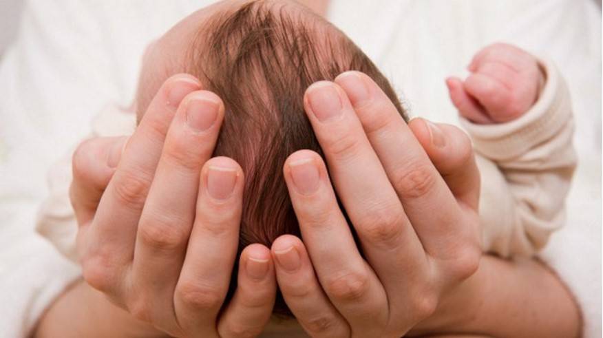 10 опасных вещей, которые многие мамы делают с новорожденными