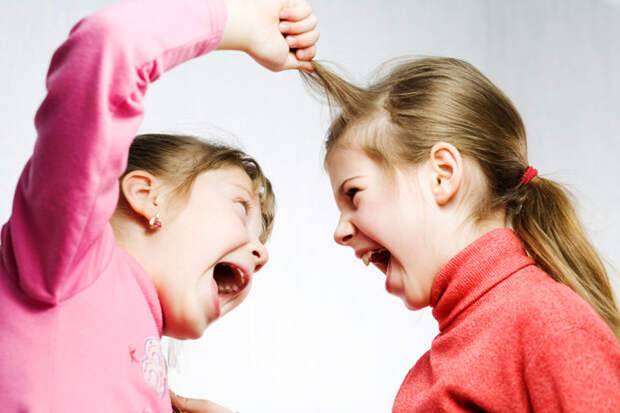 Почему дети дерутся: причины, советы психолога