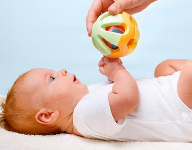 Когда новорожденный начинает видеть и слышать: особенности развития