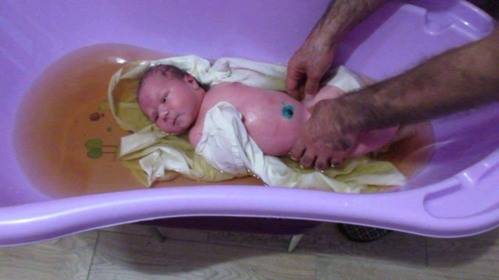 Первое купание новорожденного. как правильно купать малыша