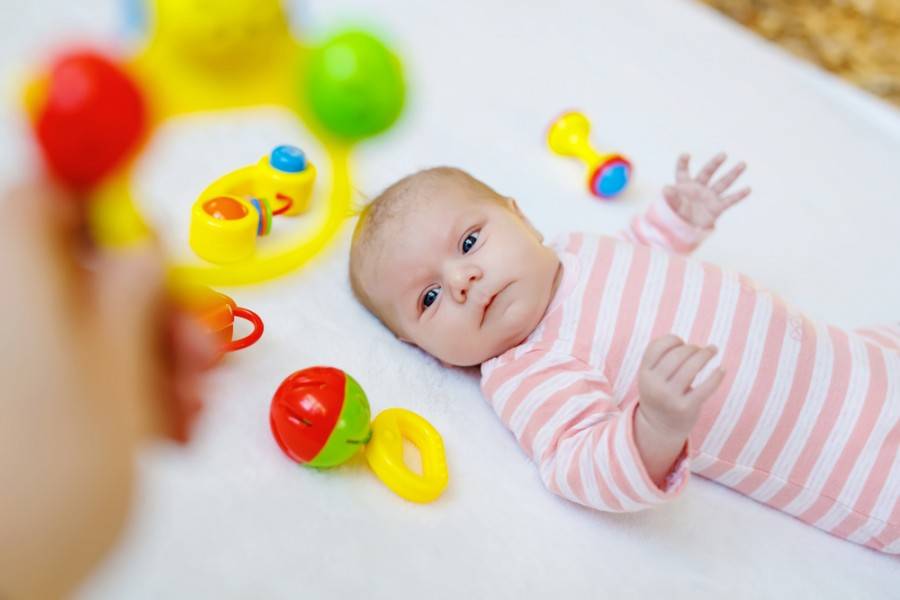Погремушка (38 фото): детские игрушки-погремушки и для новорожденных, на коляску и в кроватку, деревянные и мягкие модели, с подвесом для малышей