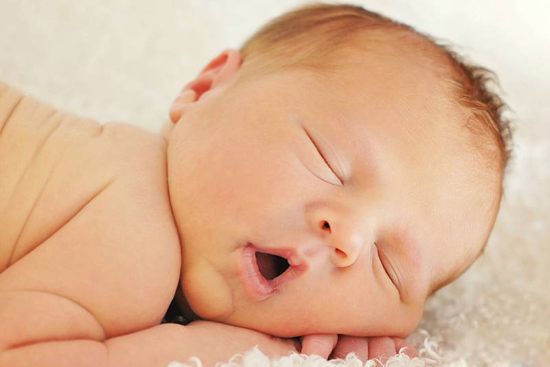 Новорожденный ребенок постоянно вздрагивает: причины