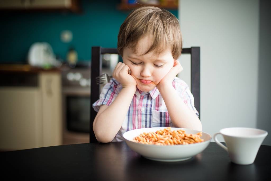 Почему нельзя кормить ребёнка «через не хочу» во время болезни и в других ситуациях