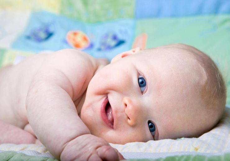 Когда ребенок начинает улыбаться? | любящая мама