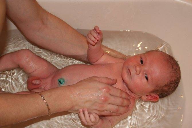 Как правильно подмывать новорожденного мальчика: советы родителям